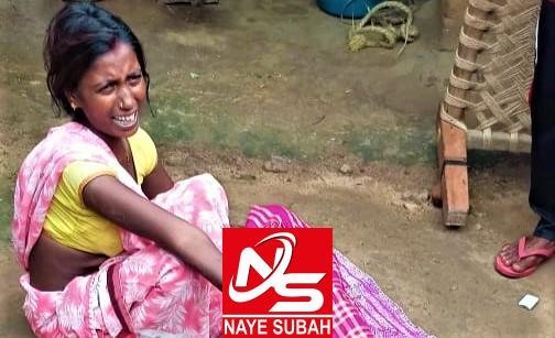 पुत्र के शव के पास विलाप करती महिला