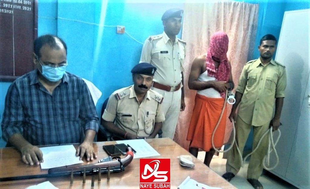 गिरफ्तार बदमाश के साथ डीएसपी व अन्य पुलिस कर्मी