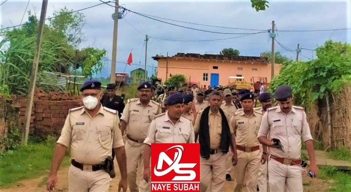 डेरवां गांव में पंचायत चुनाव को लेकर फ्लैग मार्च करती पुलिस