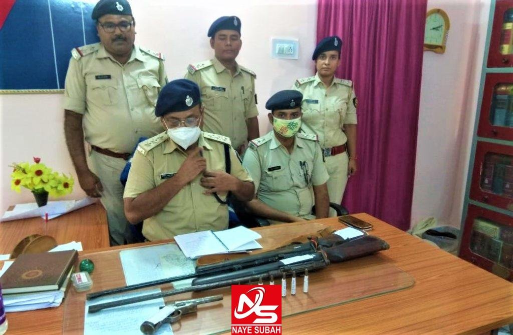  बरामद हथियारों के साथ कुदरा थाना पर प्रेस वार्ता करते पुलिस अधीक्षक