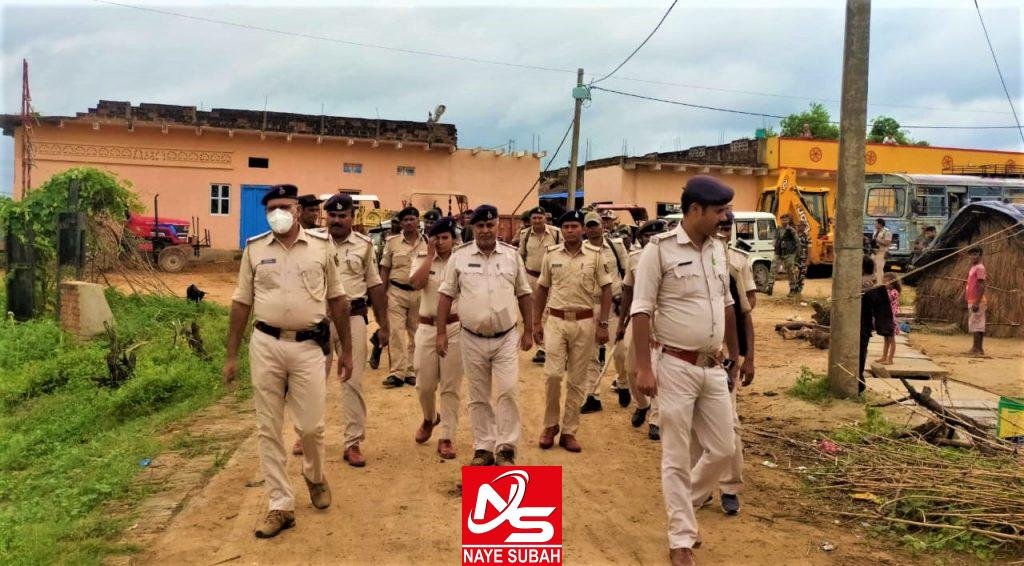 डेरवां गांव में पंचायत चुनाव को लेकर फ्लैग मार्च करती पुलिस