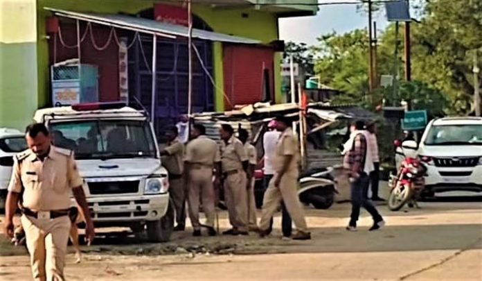 घायलों को इलाज के लिए भेजती पुलिस