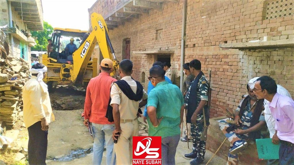 हटाया जा रहा अतिक्रमण