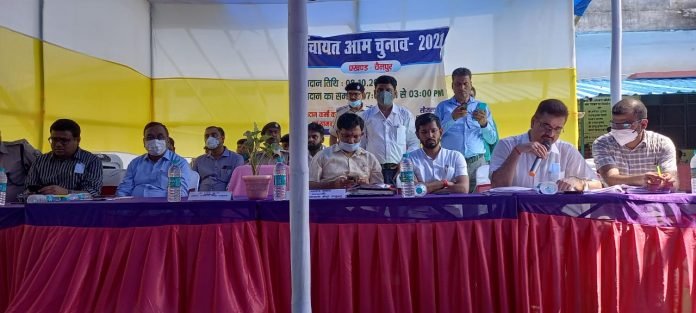 पीसीसीपी को जरूरी जानकारियां देते डीआरडीए निर्देशक अजय कुमार तिवारी मौके पर मौजूद कैमूर डीएम नवदीप शुक्ला