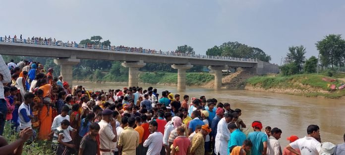 गोड़सरा दुर्गावती नदी पर भीड़