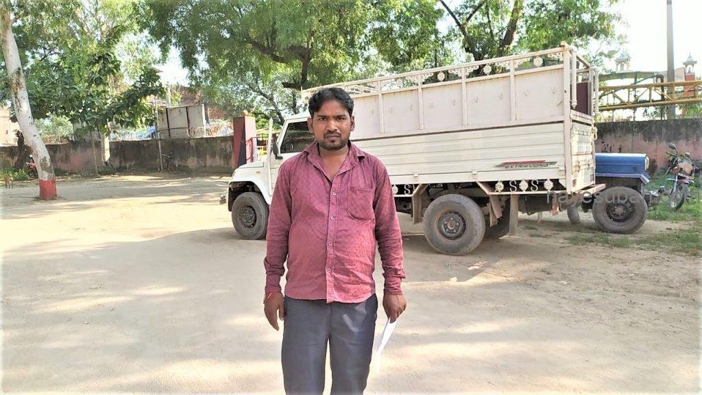 थाने में आवेदन देने जाता युवक