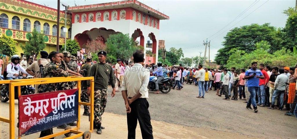 परिणाम का इंतजार करते प्रत्याशी के समर्थक