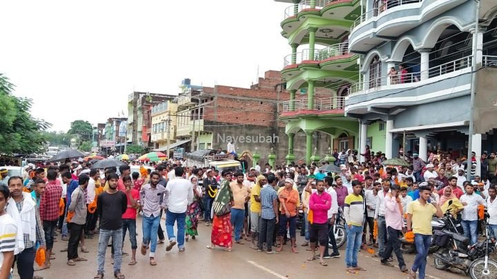 परिणाम का इंतजार करते प्रत्याशी के समर्थक