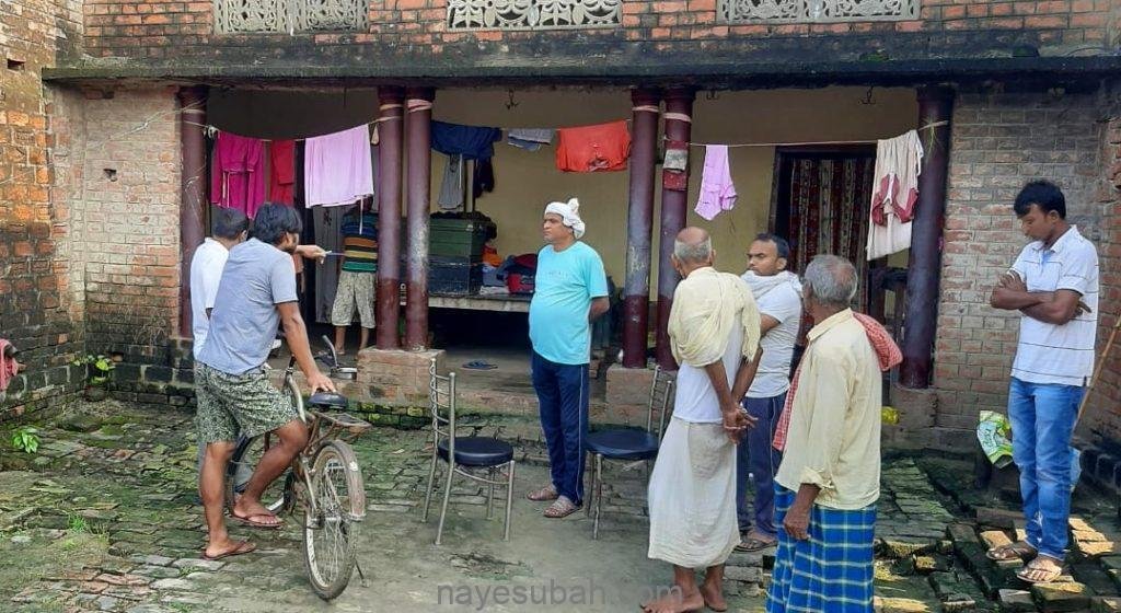 खोरहरा में चोरी की घटना पर पहुंचे ग्रामीण