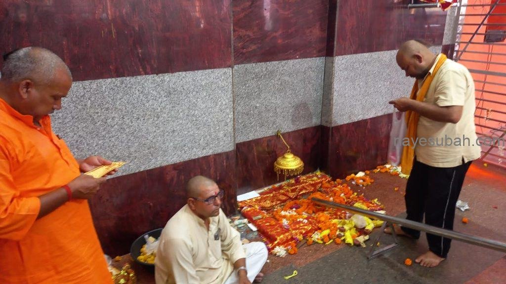 हरसू ब्रह्म बाबा का पूजा अर्चना होते हुए