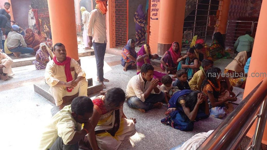 भूत प्रेत के कष्टों का निवारण करवाते हरसू ब्रह्म धाम पहुंचे श्रद्धालु