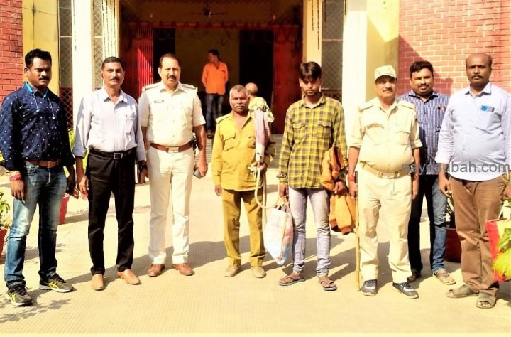 गिरफ्तार युवक को चेन्नई ले जाती पुलिस