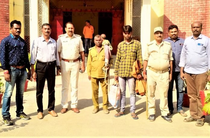 गिरफ्तार युवक को चेन्नई ले जाती पुलिस