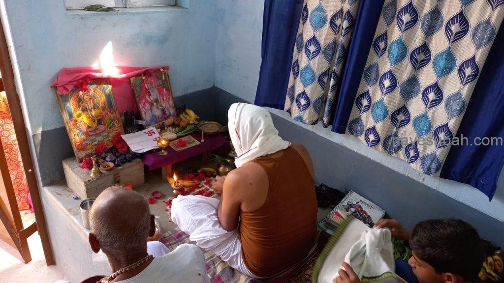 भगवान चित्रगुप्त की पूजा होते हुए