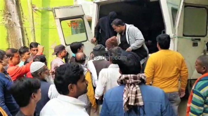 इलाज के लिए वाराणसी ले जाते हुए