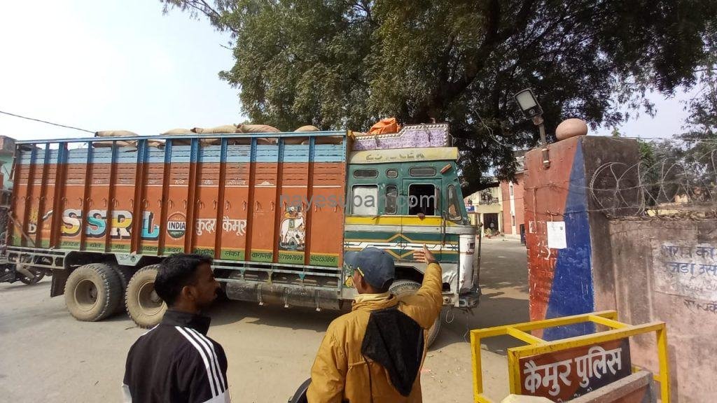 थाने में खड़ी ट्रक