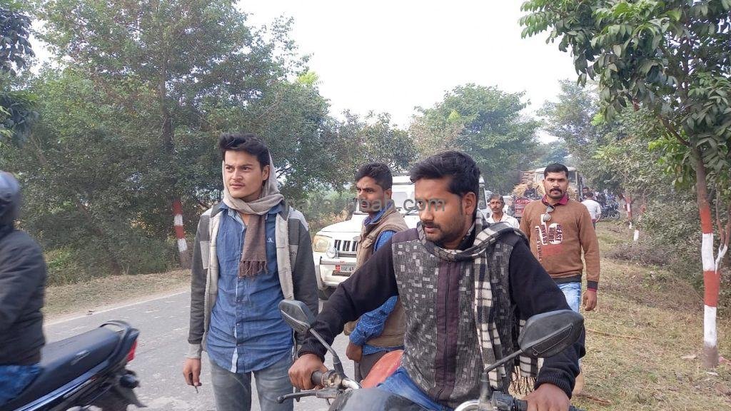दुर्घटना स्थल पर जुटी भीड़