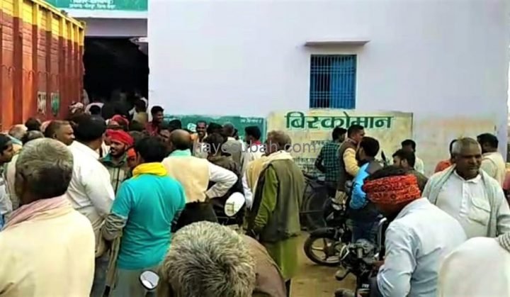 बिस्कोमान खान गोदाम पर जुटी किसानों की भीड़