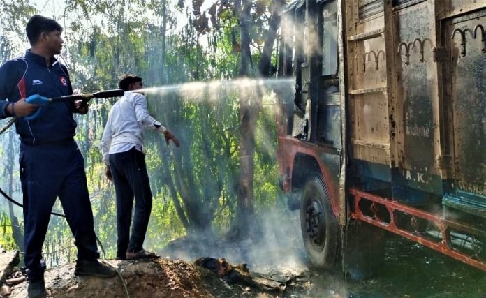 आग बुझाते फायर बिग्रेड के कर्मी