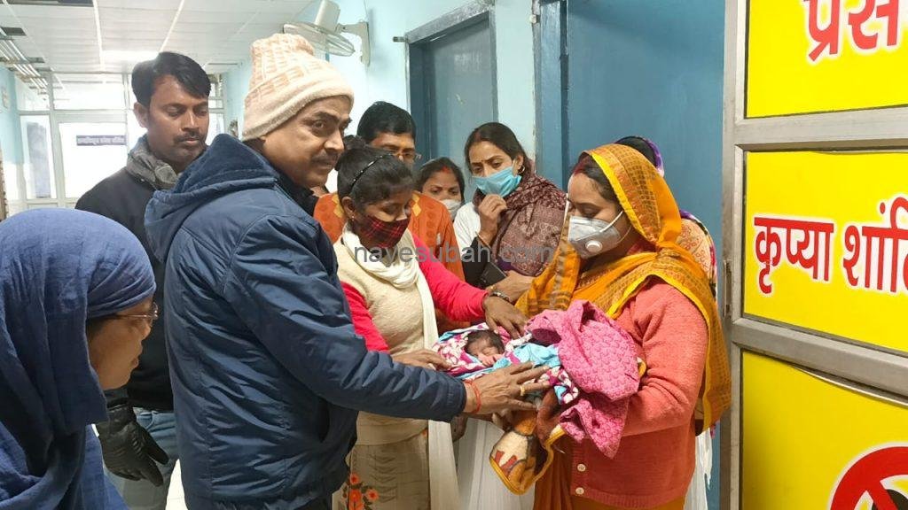 लावारिस नवजात को बाल संरक्षण इकाई के प्रतिनिधि को सौंपते उपाधीक्षक