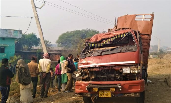 दुर्घटना स्थल पर जुटी भीड़ व क्षतिग्रस्त ट्रक