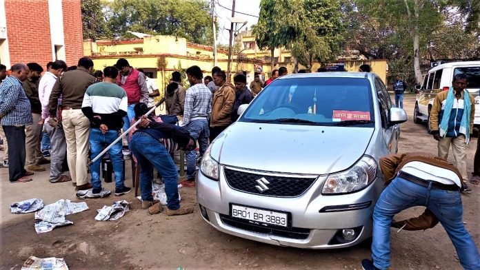 लग्जरी वाहन में भारत सरकार का बोर्ड