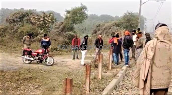 कुदरा में युवती की मौत के बाद रेल ट्रैक के पास जुटे लोग