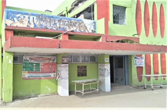 अनुमंडल अस्पताल में इलाज होते हुए