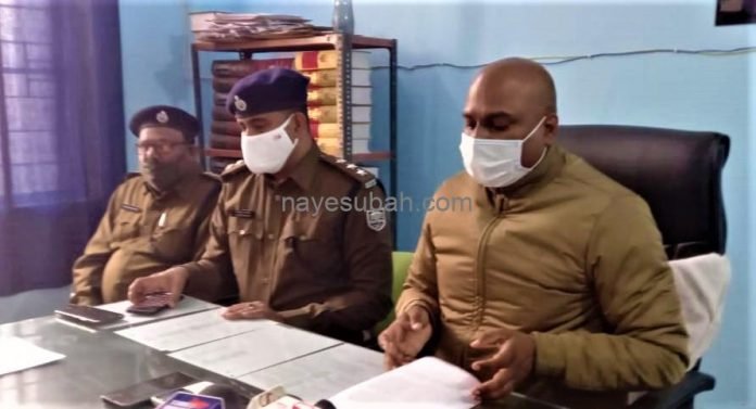 बोधगया थाना में पीसी करते सिटी एसपी राकेश कुमार