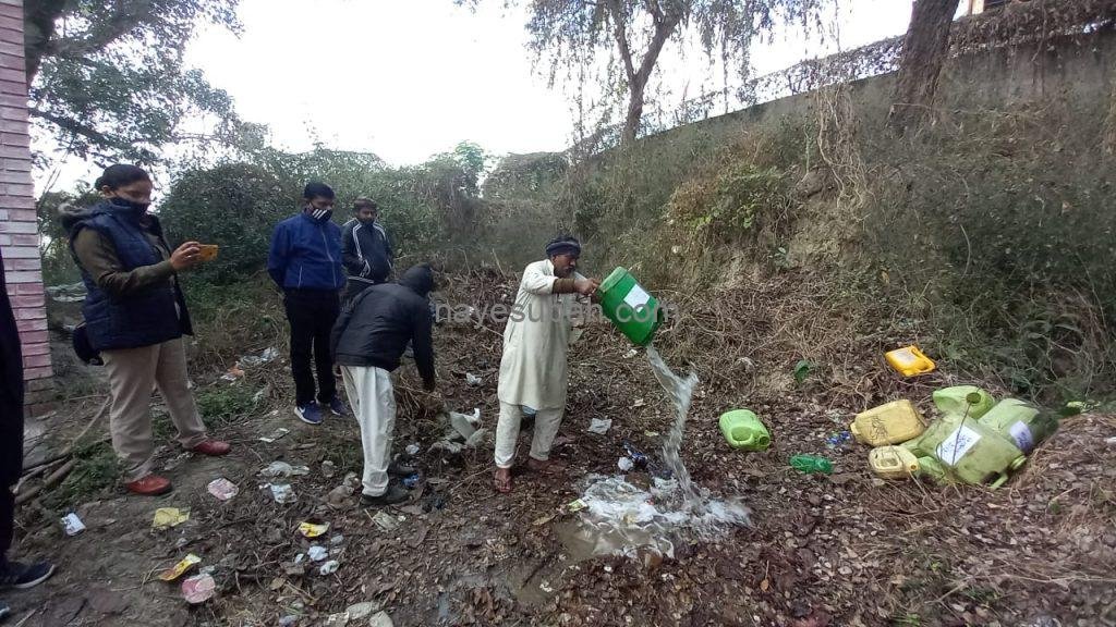 अंग्रेजी व देशी शराब को पदाधिकारियों की मौजूदगी में किया गया विनष्ट