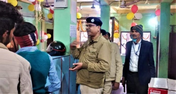 मौके पर पहुंचकर पुलिस के द्वारा जांच करते हुए