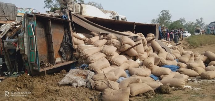 कुदरा थाना के कैथियां गांव के पास टक्कर के बाद चाट में पलटा ट्रक