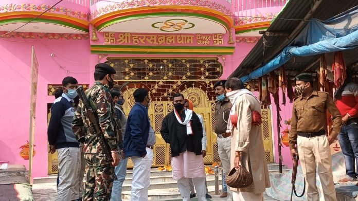 हरसू ब्रह्म मंदिर का निरीक्षण करते