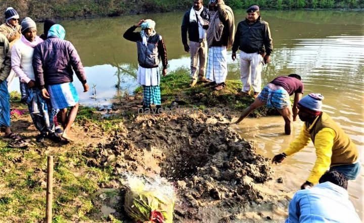 गहीरा नदी से शव निकालते