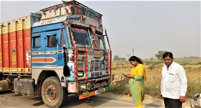 जब्त ट्रक का वीडियो उच्च अधिकारी को भेजती सीओ