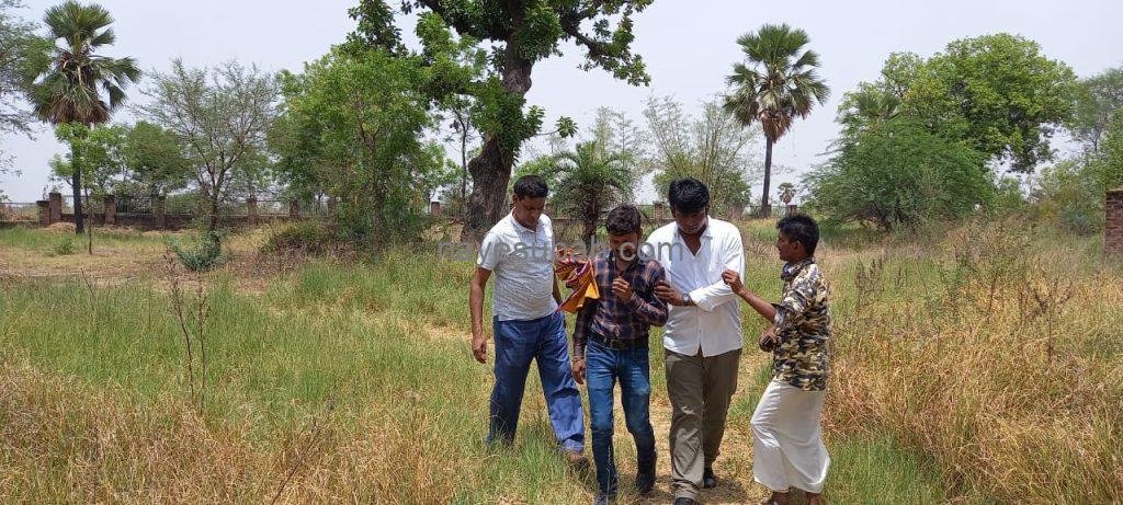 पुरातत्व विभाग की टीम