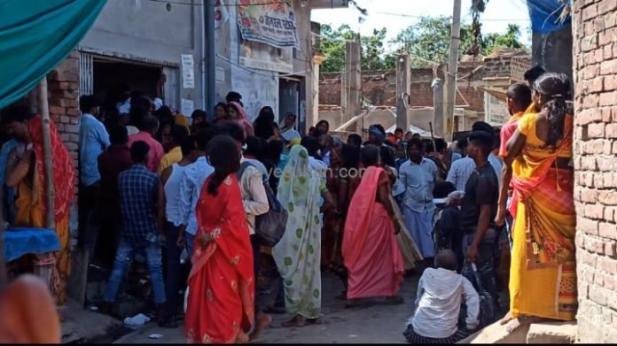 मुकेश नोनिया के यहां झाड़-फूंक कराने वालों की जुटी भीड़