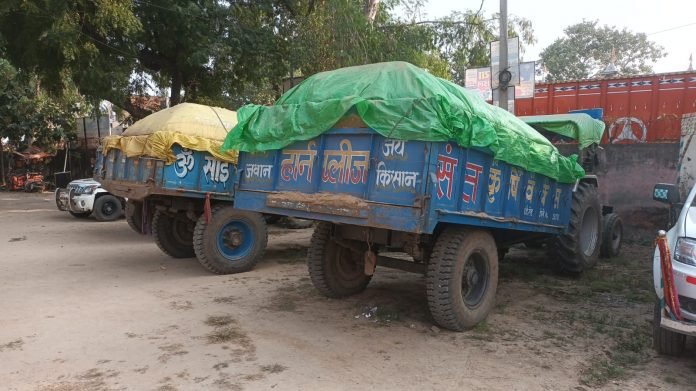 ओवरलोडेड बालू लदे तीन ट्रैक्टर