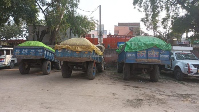 ओवरलोडेड बालू लदे तीन ट्रैक्टर