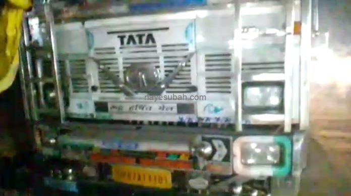ट्रक को जब्त कर चैनपुर थाना लाया गया 