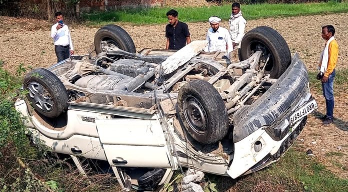 तेज रफ्तार की स्कॉर्पियो पोल में टकराई