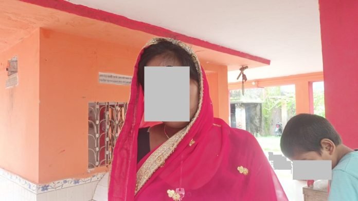 पति है बाहर देवर भाभी से संबंध बनाने को करने लगा जबरदस्ती की मारपीट