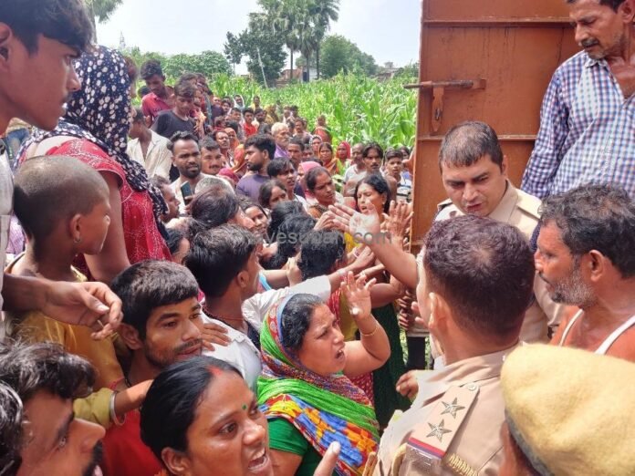 आरोपित के घर पर तोड़फोड़ को जुटे आक्रोशित स्वजन