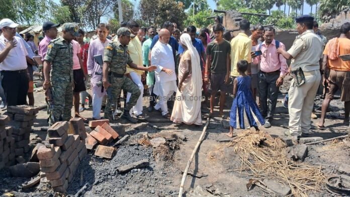 कृष्णा नगर में गरीबो के जले हुए घर को देखते बिहार सरकार के मंत्री रत्नेश सदा व अन्य