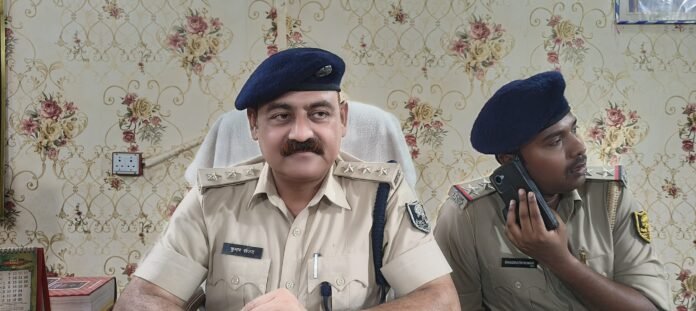 प्रेसवार्ता करते एसडीपीओ कुमार संजय