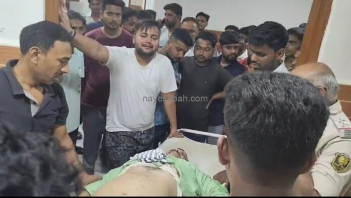 सदर अस्पताल में शव के पास रोते बिलखते परिवार के लोग