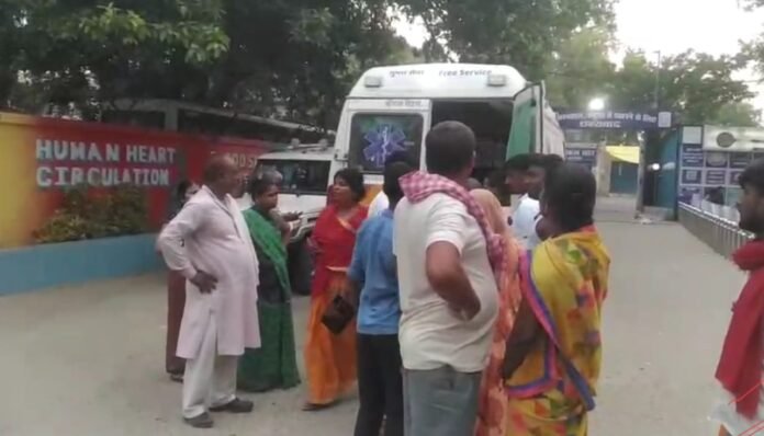 इलाज के लिए हायर सेंटर ले जाते हुए