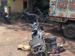 दुर्घटना के बाद दुर्गावती थाने में खड़ी मृतक की मोटरसाइकिल