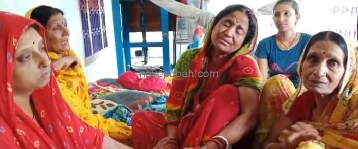 रोते बिलखते परिजन