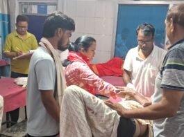 घायलों का इलाज करते चिकित्सक